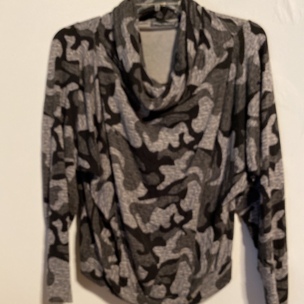 𝅺michelle Belau Turtleneck Pullover Size Medium